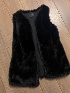 Жилет черный меховой Stradivarius