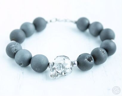 Серый браслет из натурального агата друзы с черепо