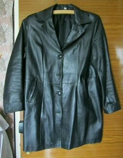 Длинная кожаная куртка на пуговицах