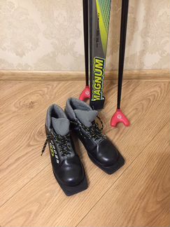 Лыжи, палки и ботинки 38
