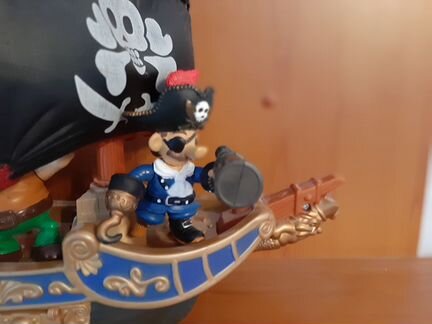 Корабль пиратов с 5ю фигурками