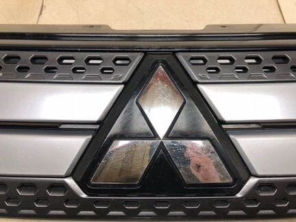 Решетка радиатора передняя Mitsubishi Outlander 3