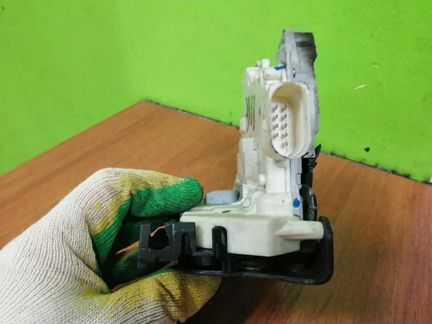 Замок двери задний правый Ауди Ку7 Audi Q7