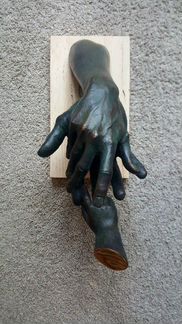 Скульптура Lorenzo Quinn