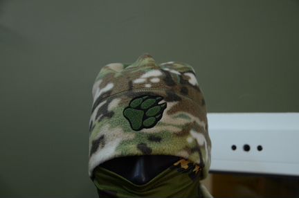 Флисовая шапка в мультикаме с лапой волка