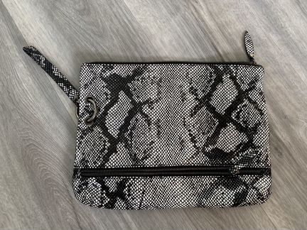 Кожаный чёрный клатч с отделкой под змею