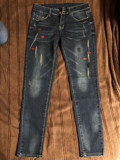 Джинсы с вышивкой