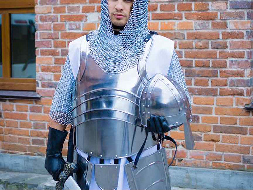 настоящие рыцарские доспехи. панно "рыцарские доспехи". рыцарь из металла купить в москве. рыцарь в доспехах. доспехи продам.