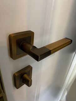 Комплект дверной ручки с запиранием, завёртка