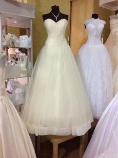 Свадебное платье, шубка и ботинки