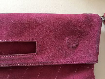 Замшевый клатч цвета фуксия